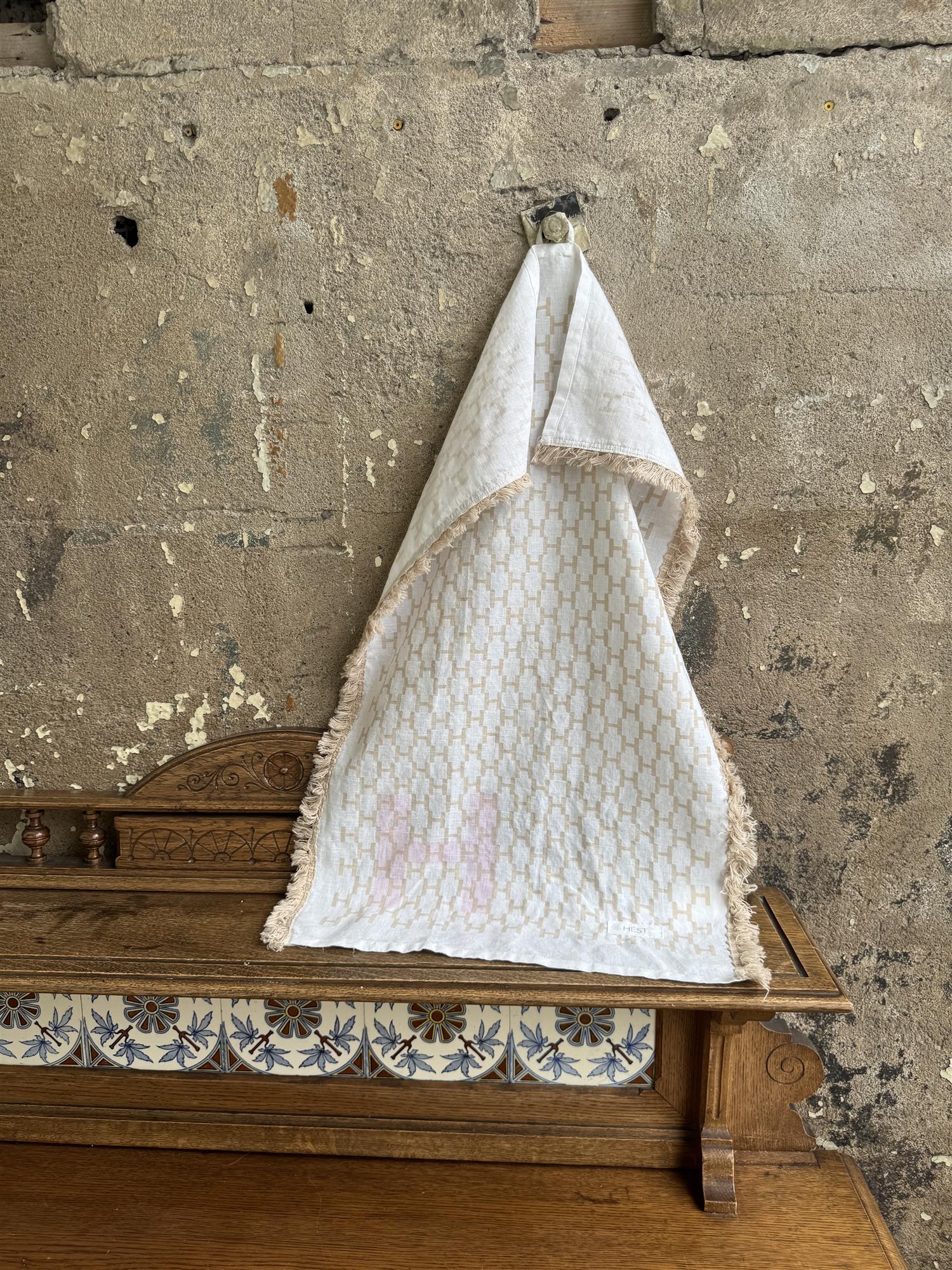 LINEN TOWEL White Alyssum